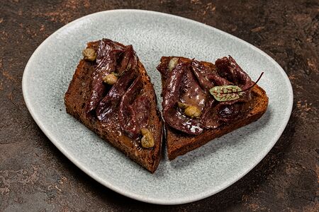 Брускетта с сыровяленой олениной