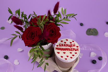 Подарочный набор Букет цветов Красные розы в стаканчике и десерт