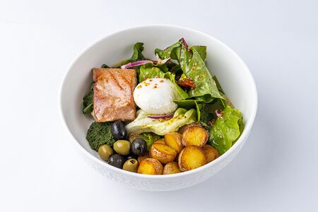 Нисуаз с розовым тунцом на гриле