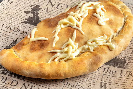 Закрытая пицца с курицей