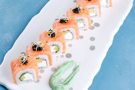 Ролл лосось, сливочный сыр и авокадо