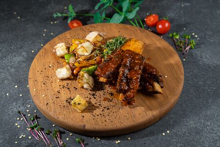 Рёбра говяжьи в копчено-томатном соусе