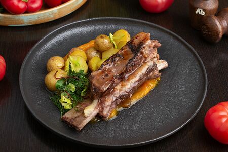 Томленое говяжье ребро с тыквенным пюре и печеным картофелем