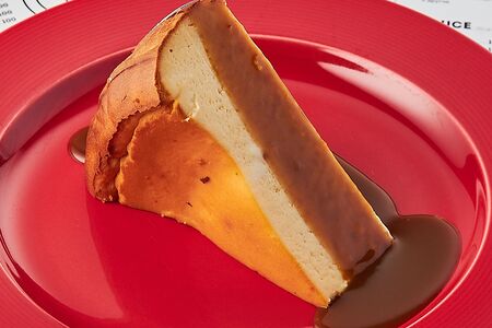 Чизкейк с карамельным соусом