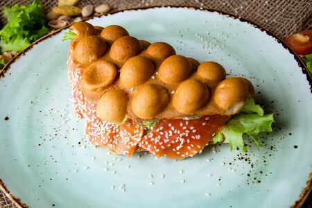 Гонконгская вафля с лососем и авокадо