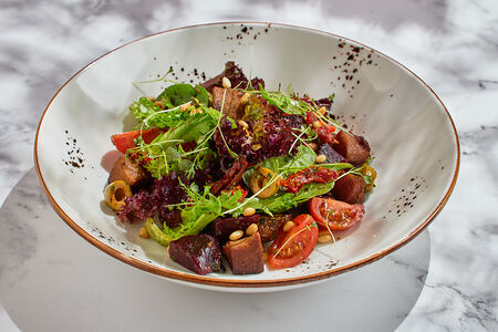 Салат с говяжьим языком и вялеными томатами