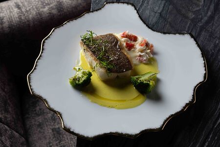 Синекорый палтус, картофельное пюре с крабом, лимонно-шафрановый соус