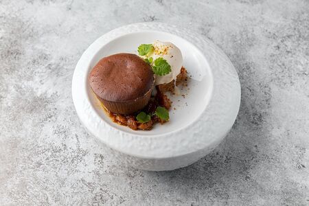 Шоколадный фондан с соусом из инжира и апельсина