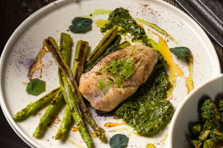 Куриное филе на сливочном шпинате и спаржа гриль