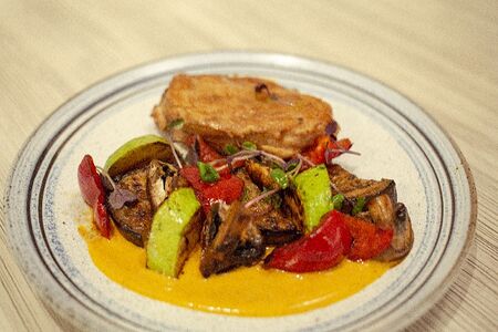 Куриная грудка с овощами гриль и сырным соусом