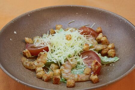 Салат Цезарь с креветкой