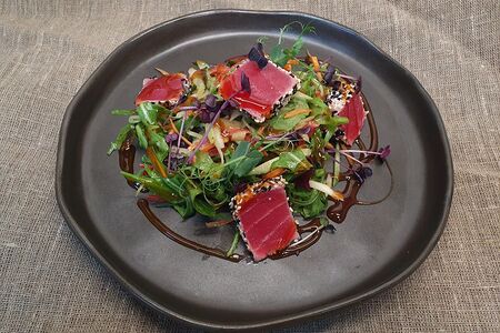 Салат с тунцом на гриле