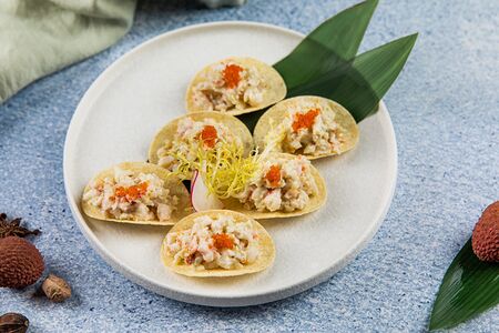 Салат из морепродуктов с жареным арахисом, на чипсах в соусе васаби