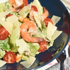 Салат Цезарь с креветками