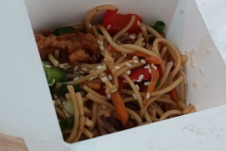 Вок с курицей сырный