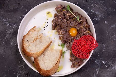 Тартар из говядины с перепелиным яйцом