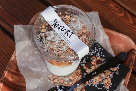 Йогурт банан-гранола