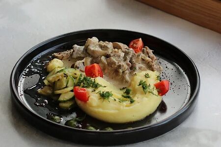 Бефстроганов с картофельным пюре