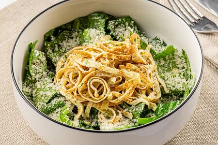 Салат теплый с языком и яичным омлетом