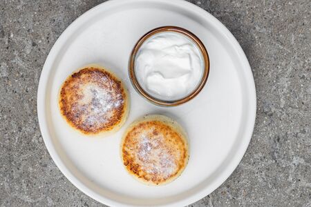 Сырники со сметаной