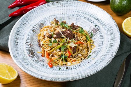 Тайский салат с говядиной и ростками сои