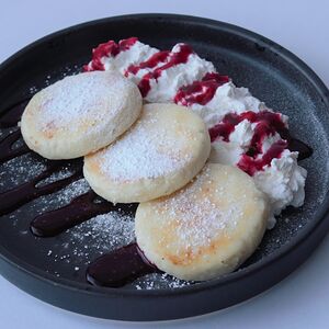 Сырники с клубничным соусом