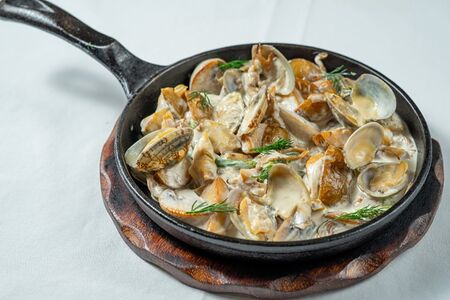 Рагу из рапанов, мидий вонголе, со спаржей и картофелем бэби