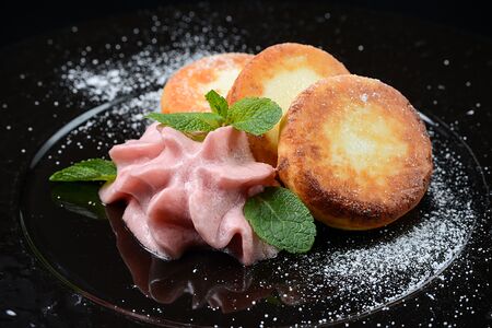 Сырники с малиновым муссом