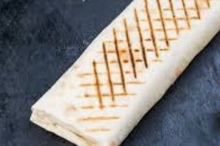 Шаверма по-питерски из курицы в сырном лаваше