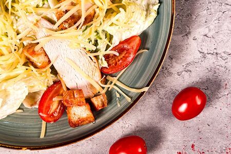 Салат Цезарь с семгой