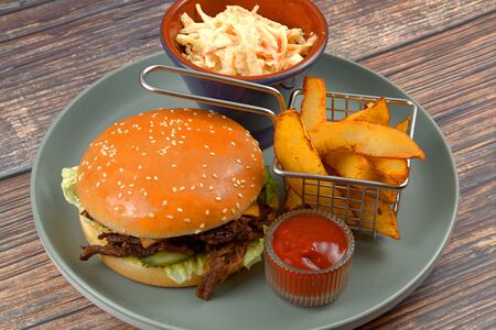 Бургер с рваной говядиной