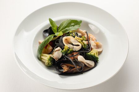 Спагетти неро с морепродуктами