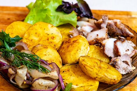 Запечённый картофель с салом и луком на углях