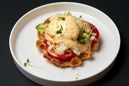 Картофельная вафля с крабом и яйцом пашот