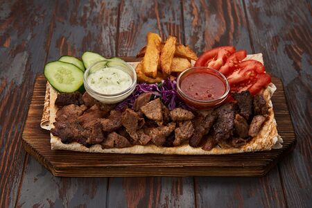 Шаурма на тарелке с телятиной