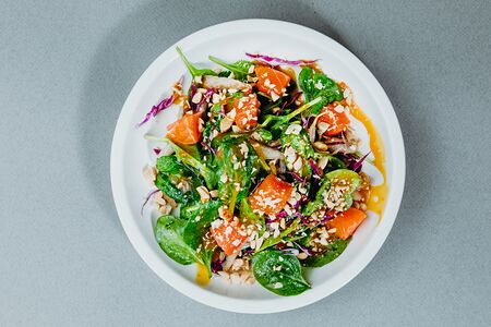 Легкий салат с подкопчённой форелью