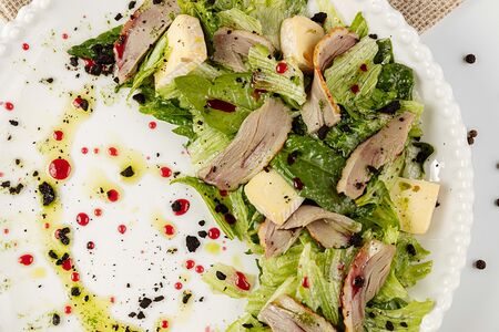 Салат с копченой уткой, сыром камамбер и ягодным кули