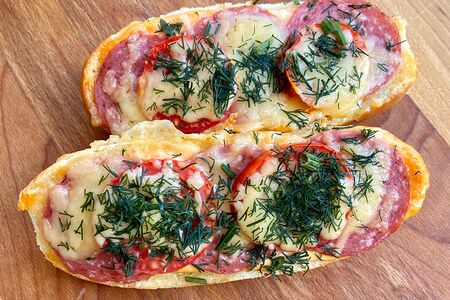 Пицца-багет с колбасой