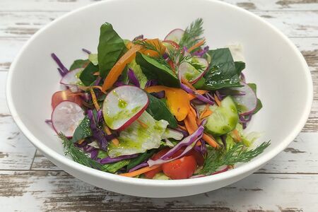 Салат из сезонных овощей