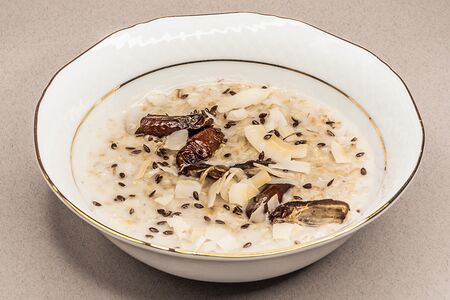 Овсянка на кокосовом молоке с финиками