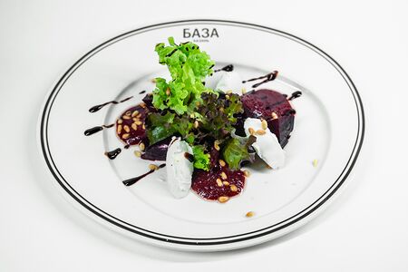 Салат из запеченной свеклы с сыром и кедровыми орешками