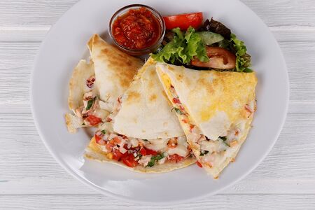 Кесадилья с курицей и соусом сальса