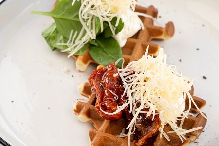 Вафля с томатами и сыром