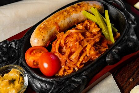 Колбаска свиная с тушеной капустой