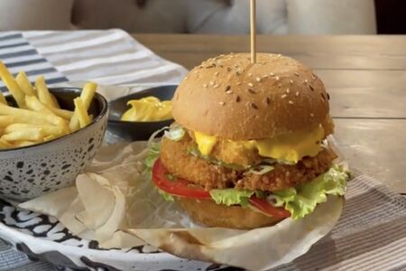 Бургер с куриным стрипсом