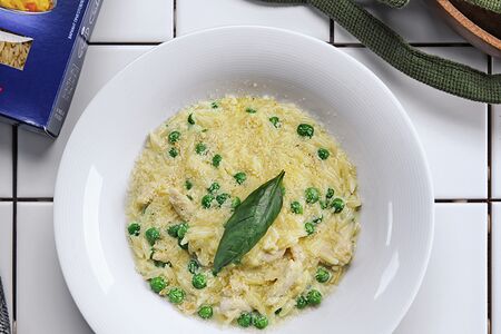 Ризони с курицей и зелёным горошком