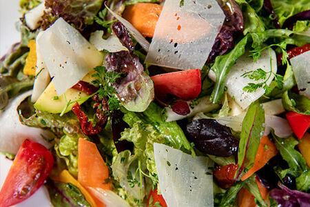 Салат из хрустящих и овощей конфи со стружкой овечьего сыра пекорино