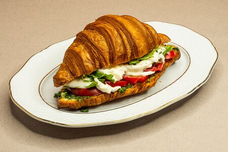 Круассан с помидором и страчателлой