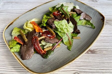 Зеленый салат с маринованным окороком оленя