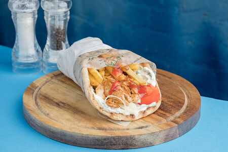 Традиционный греческий гирос в пите с курицей